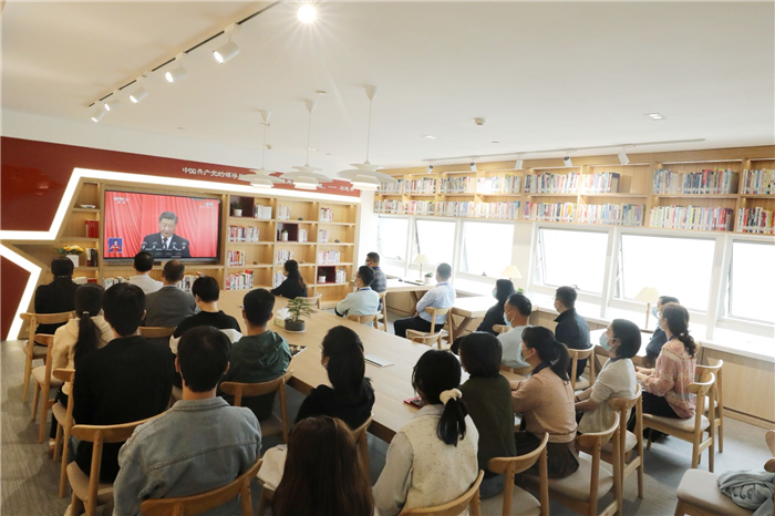 温医大口腔院领导班子与医护、行政人员、科研人员在党员之家观看二十大开幕式（2）.jpg