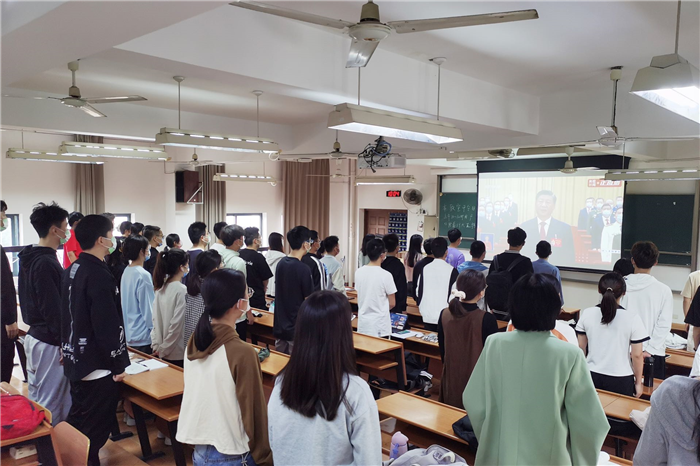 温医大口腔本科生集体观看二十大开幕式（1）.jpg