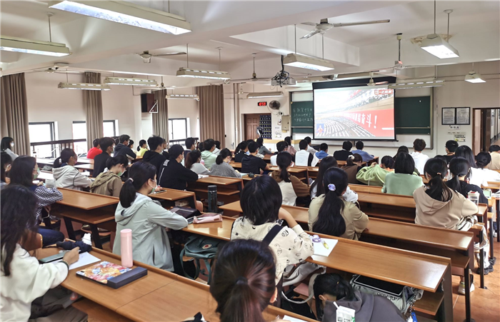 温医大口腔本科生集体观看二十大开幕式（2）.jpg