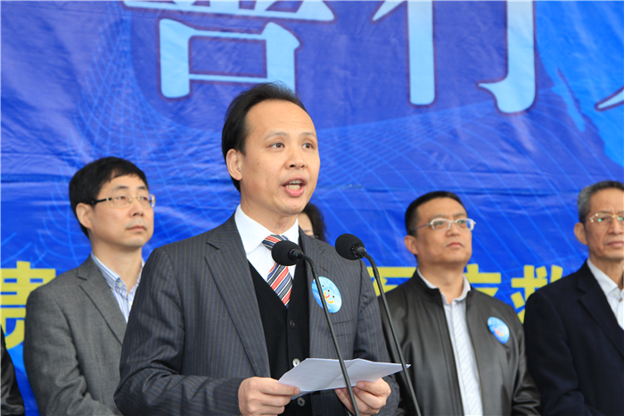 2013年11月必赢线路检测中心附属口腔医院首次独立组建医疗队奔赴贵州毕业开展“微笑工程”唇腭裂慈善救助活动.JPG